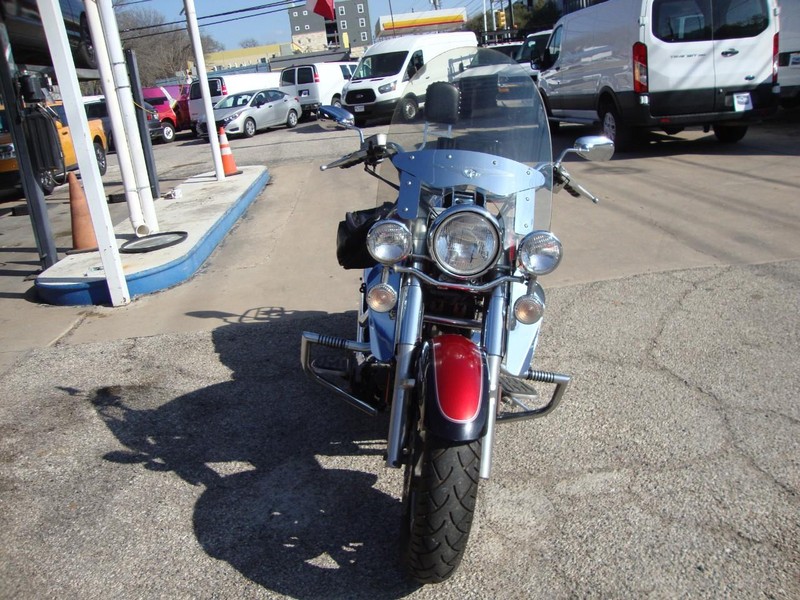 Yamaha V-STAR 1100 Vehicle Full-screen Gallery Image 02