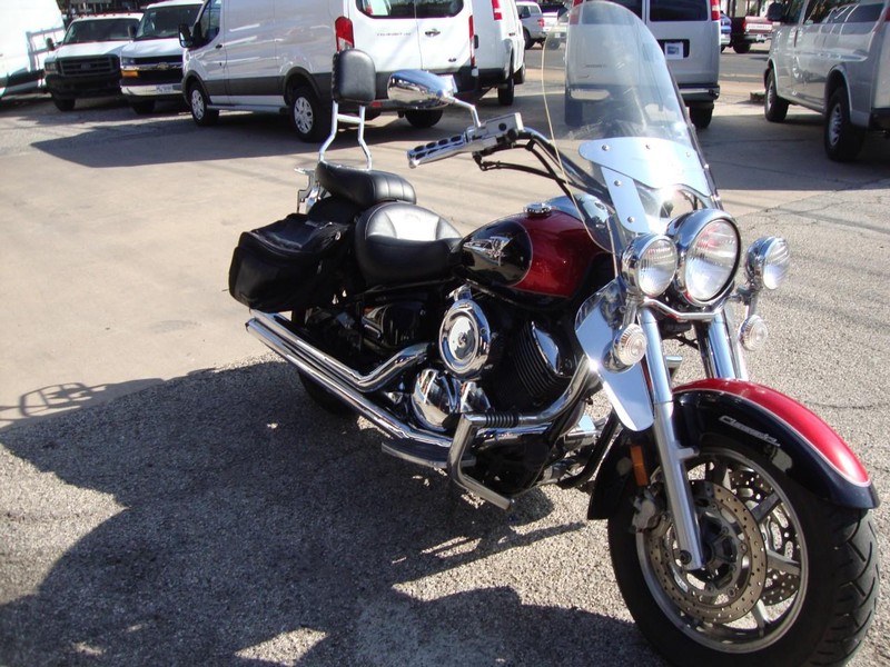 Yamaha V-STAR 1100 Vehicle Full-screen Gallery Image 03