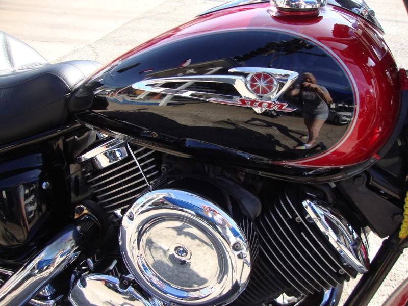 Yamaha V-STAR 1100 Vehicle Full-screen Gallery Image 04
