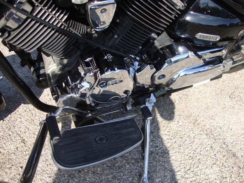 Yamaha V-STAR 1100 Vehicle Full-screen Gallery Image 06