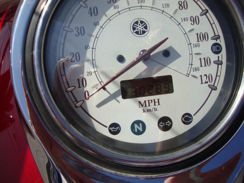 Yamaha V-STAR 1100 Vehicle Full-screen Gallery Image 09