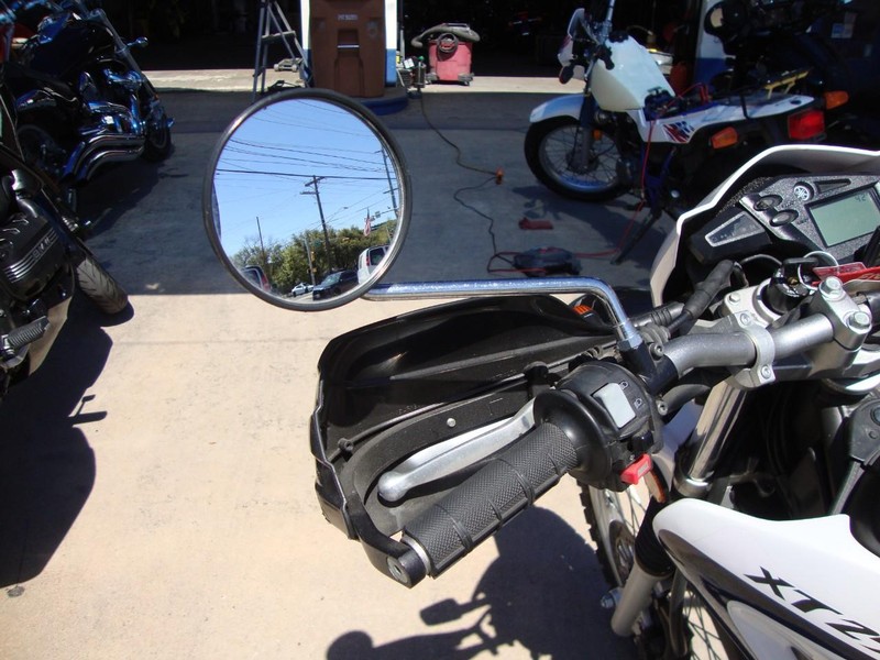 Yamaha XT250 Vehicle Full-screen Gallery Image 08