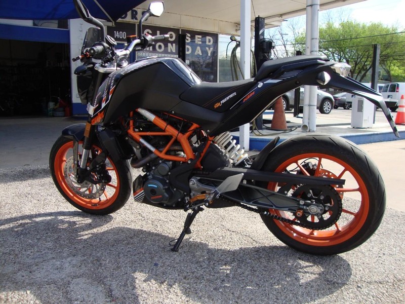 KTM DUKE Vehicle Full-screen Gallery Image 02