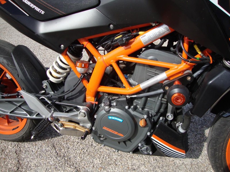 KTM DUKE Vehicle Full-screen Gallery Image 04