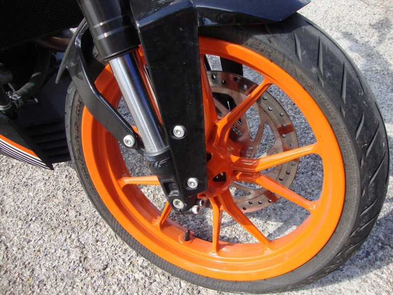 KTM DUKE Vehicle Full-screen Gallery Image 05