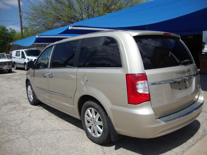 Chrysler Town & Country Vehicle Full-screen Gallery Image 02