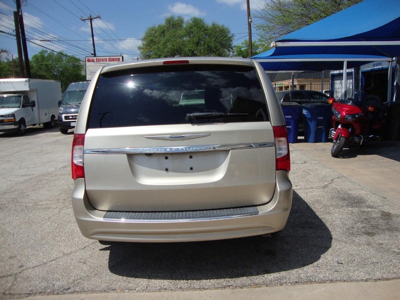 Chrysler Town & Country Vehicle Full-screen Gallery Image 03