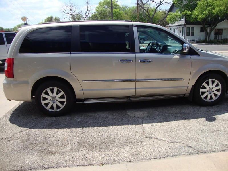 Chrysler Town & Country Vehicle Full-screen Gallery Image 05