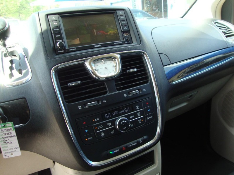 Chrysler Town & Country Vehicle Full-screen Gallery Image 08