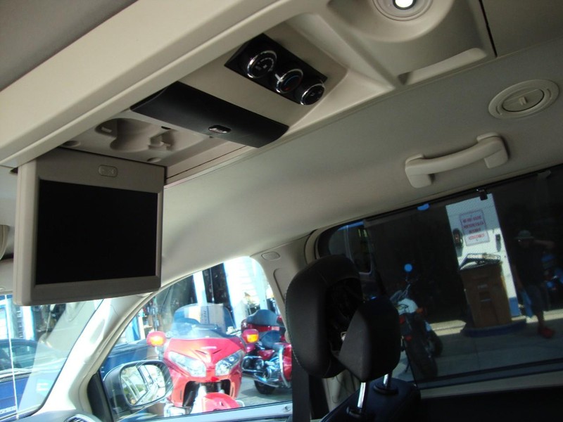Chrysler Town & Country Vehicle Full-screen Gallery Image 09