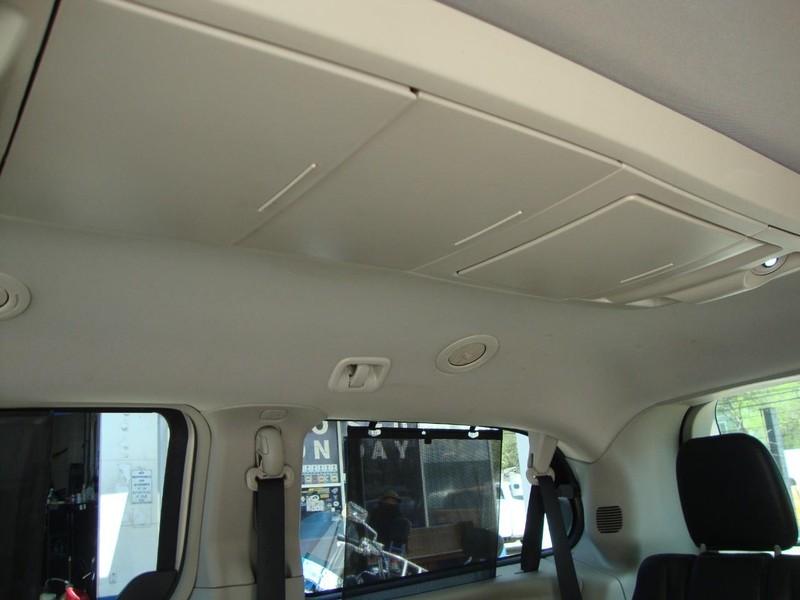 Chrysler Town & Country Vehicle Full-screen Gallery Image 10