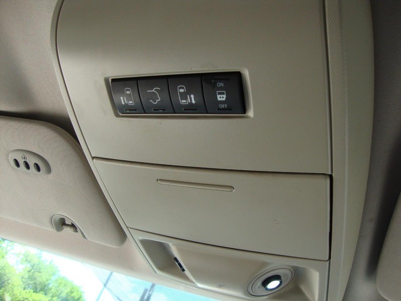 Chrysler Town & Country Vehicle Full-screen Gallery Image 11