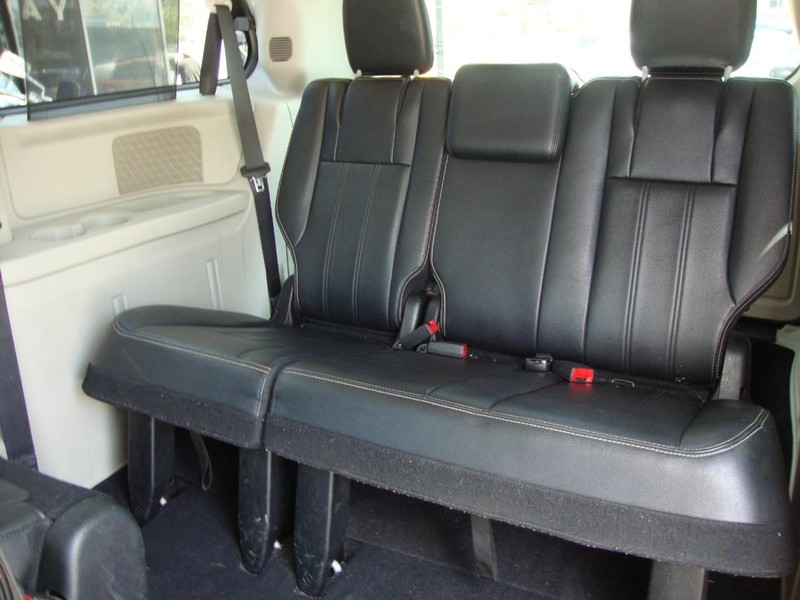 Chrysler Town & Country Vehicle Full-screen Gallery Image 12