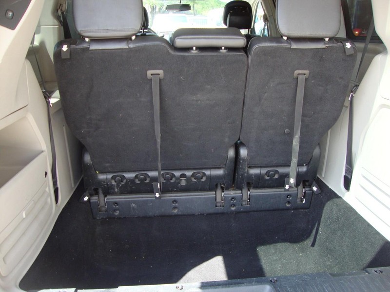 Chrysler Town & Country Vehicle Full-screen Gallery Image 13