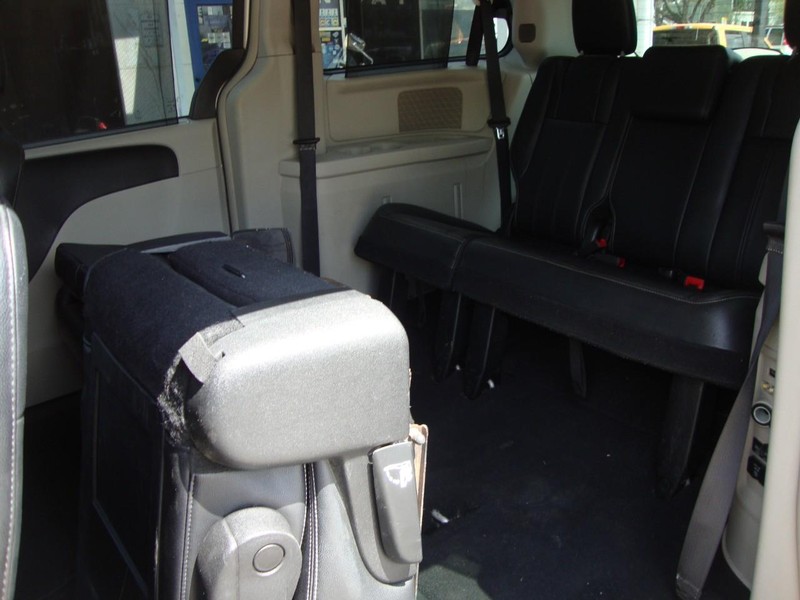 Chrysler Town & Country Vehicle Full-screen Gallery Image 14