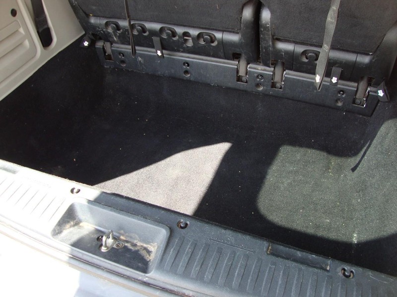 Chrysler Town & Country Vehicle Full-screen Gallery Image 15