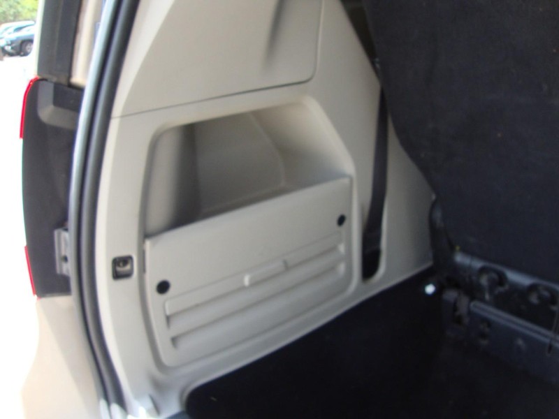 Chrysler Town & Country Vehicle Full-screen Gallery Image 16