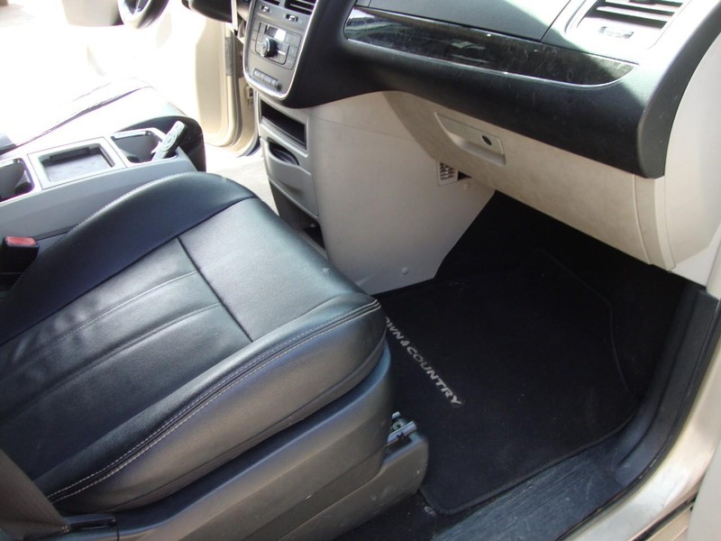 Chrysler Town & Country Vehicle Full-screen Gallery Image 17