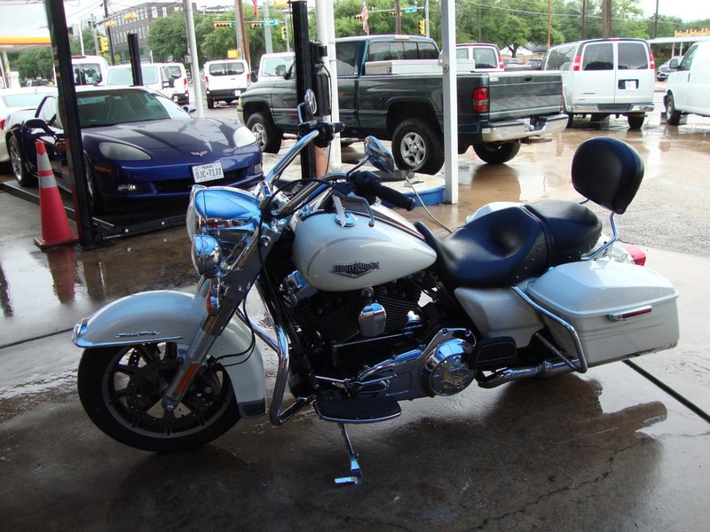 Harley-Davidson ROADKING Vehicle Full-screen Gallery Image 01