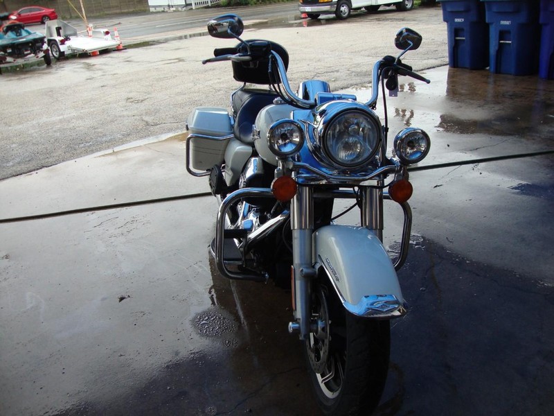 Harley-Davidson ROADKING Vehicle Full-screen Gallery Image 02