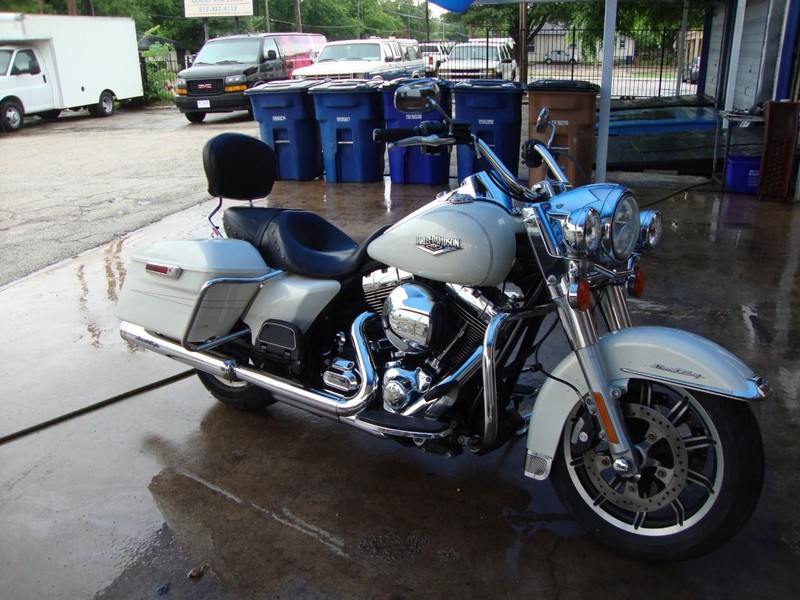Harley-Davidson ROADKING Vehicle Full-screen Gallery Image 03