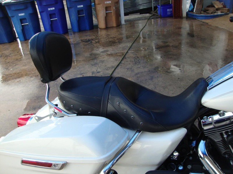 Harley-Davidson ROADKING Vehicle Full-screen Gallery Image 06