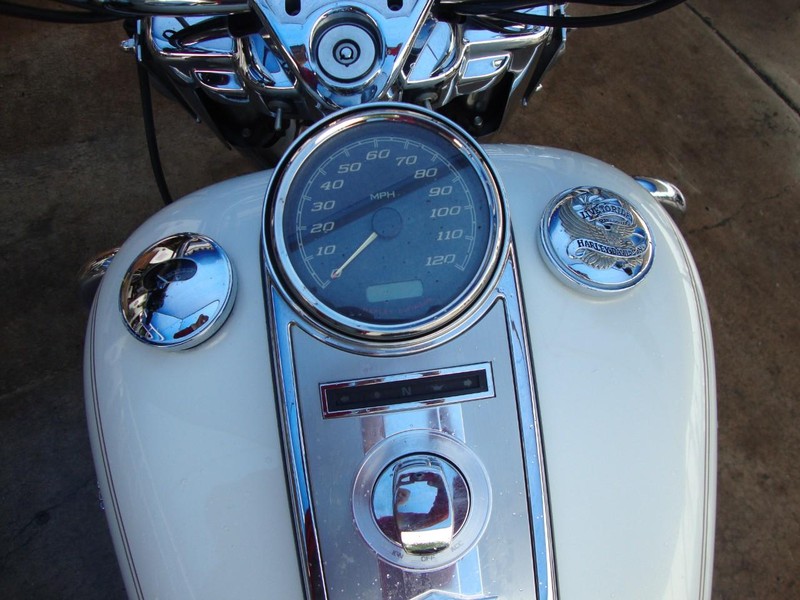 Harley-Davidson ROADKING Vehicle Full-screen Gallery Image 11