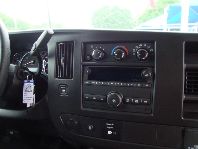 Chevrolet Express Cargo Van Vehicle Full-screen Gallery Image 12