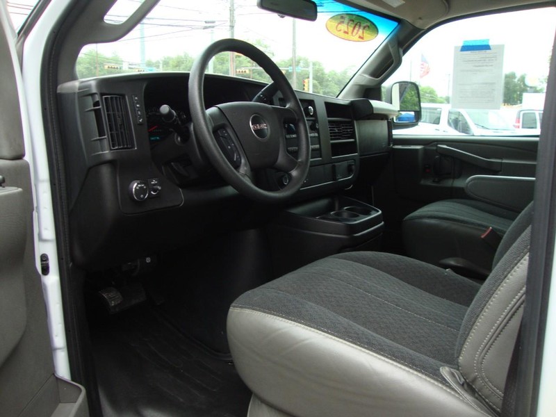 GMC Savana Cargo Van Vehicle Full-screen Gallery Image 04