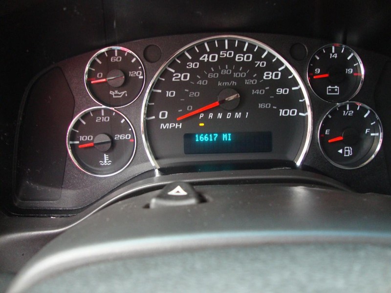 GMC Savana Cargo Van Vehicle Full-screen Gallery Image 05