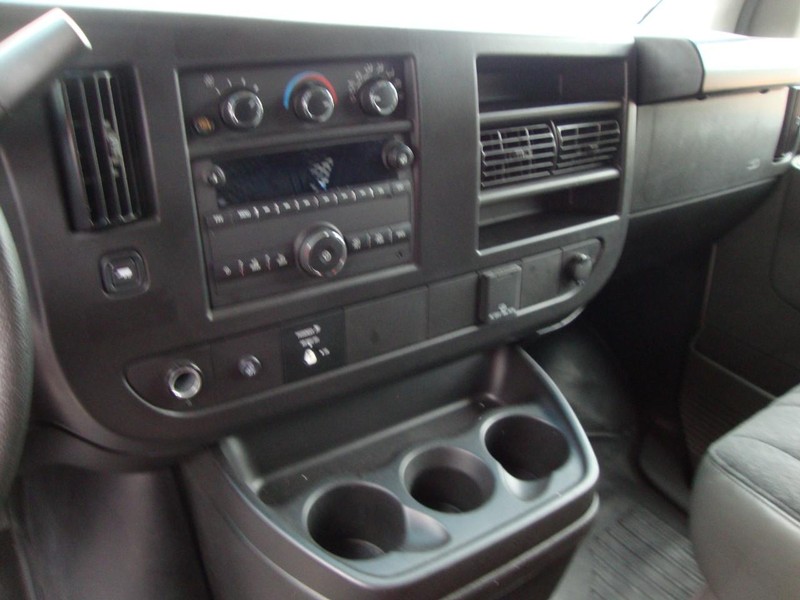 GMC Savana Cargo Van Vehicle Full-screen Gallery Image 06