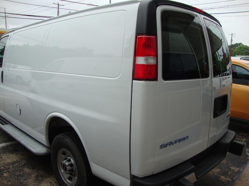 GMC Savana Cargo Van Vehicle Full-screen Gallery Image 07