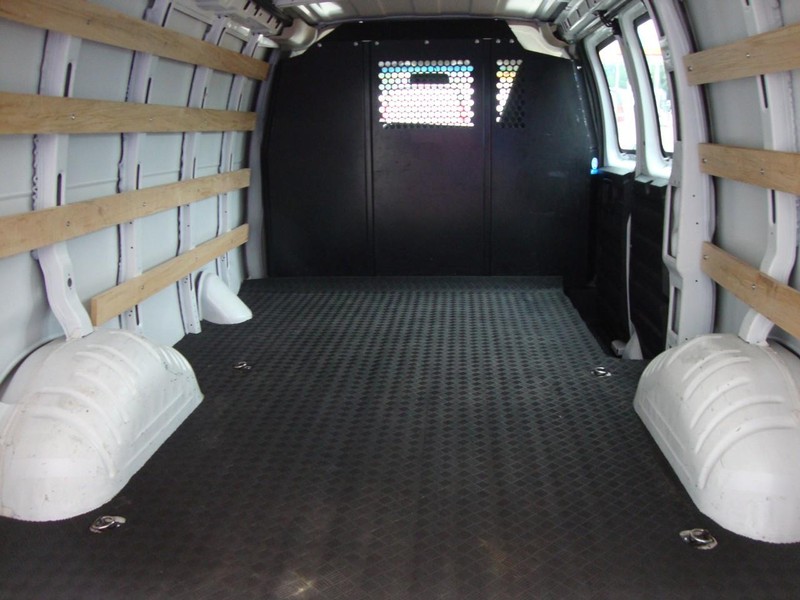 GMC Savana Cargo Van Vehicle Full-screen Gallery Image 08