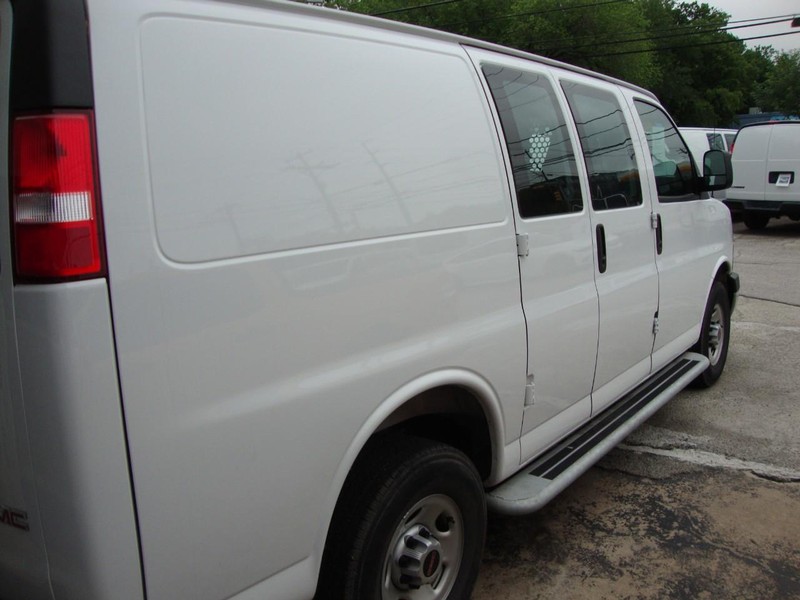GMC Savana Cargo Van Vehicle Full-screen Gallery Image 09