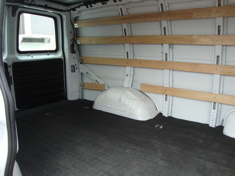 GMC Savana Cargo Van Vehicle Full-screen Gallery Image 11