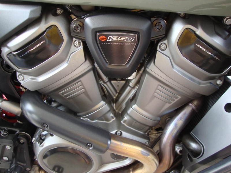 Harley-Davidson PAN AMERICA LIMITED Vehicle Full-screen Gallery Image 09