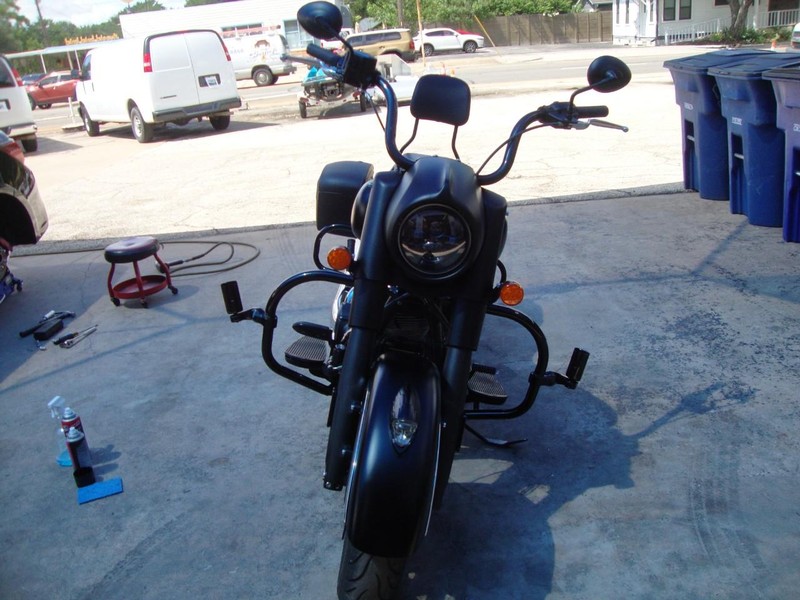 Indian CHIEF Vehicle Full-screen Gallery Image 02