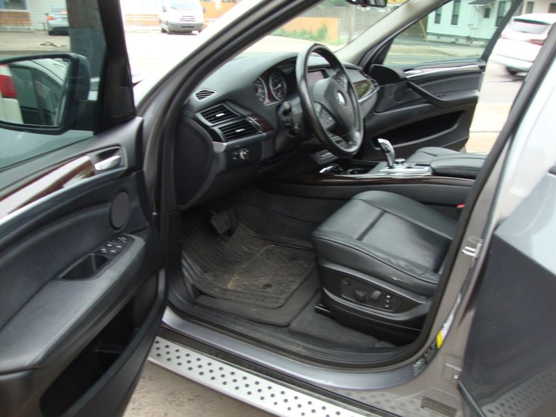 BMW X5 Vehicle Full-screen Gallery Image 04