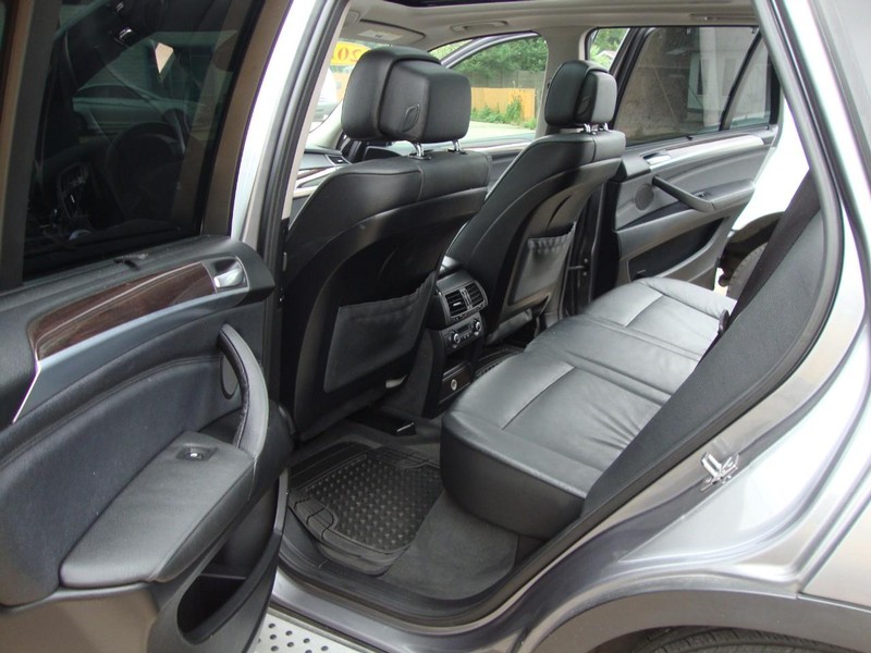 BMW X5 Vehicle Full-screen Gallery Image 06