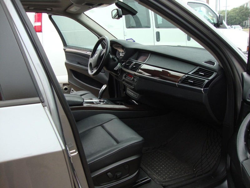 BMW X5 Vehicle Full-screen Gallery Image 09