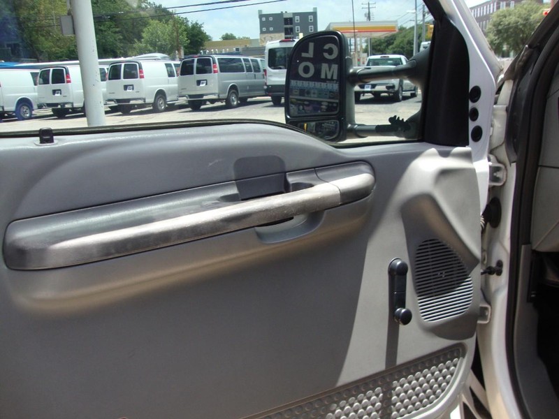 Ford Super Duty F-350 DRW Vehicle Full-screen Gallery Image 09