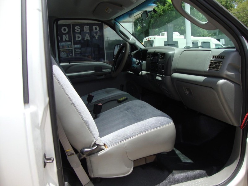 Ford Super Duty F-350 DRW Vehicle Full-screen Gallery Image 10