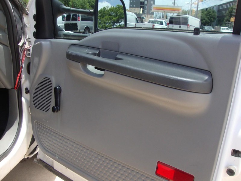 Ford Super Duty F-350 DRW Vehicle Full-screen Gallery Image 11
