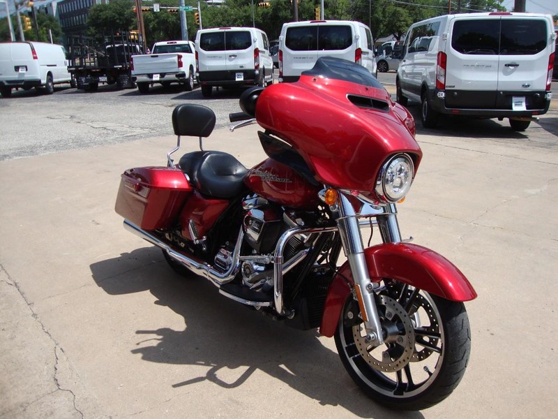 Harley-Davidson STREET GLIDE Vehicle Full-screen Gallery Image 02