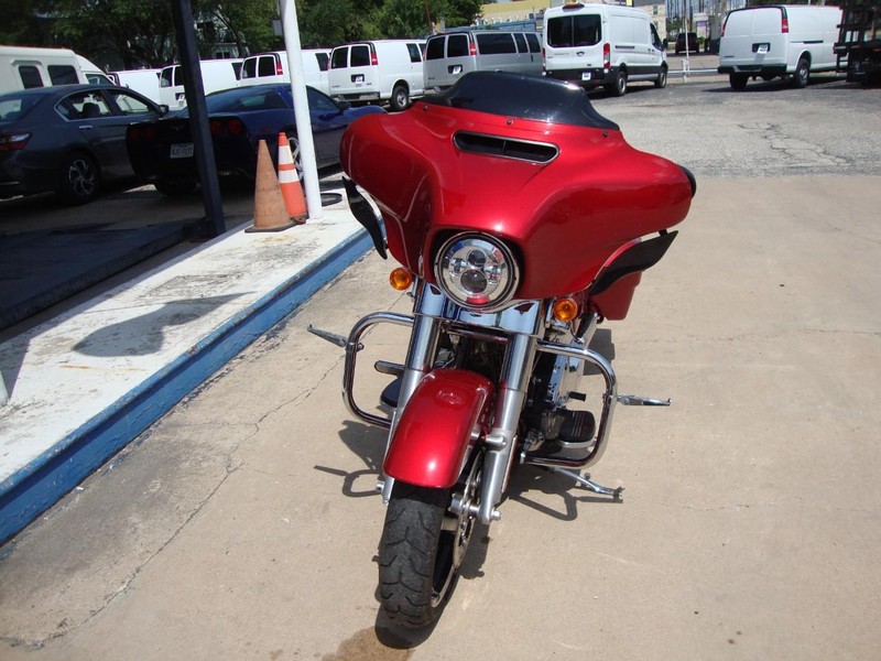 Harley-Davidson STREET GLIDE Vehicle Full-screen Gallery Image 03