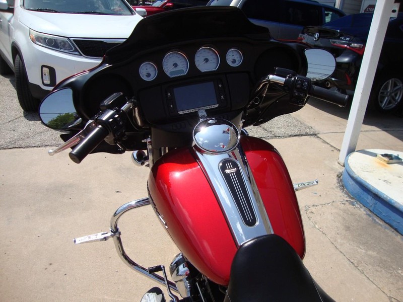 Harley-Davidson STREET GLIDE Vehicle Full-screen Gallery Image 05