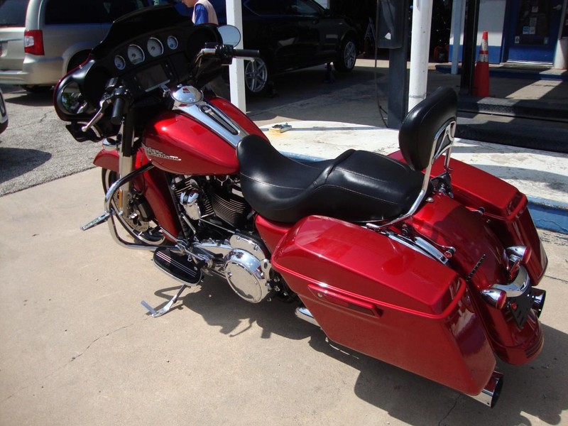 Harley-Davidson STREET GLIDE Vehicle Full-screen Gallery Image 06