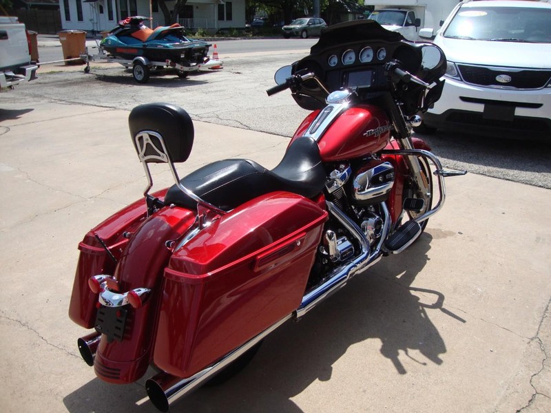 Harley-Davidson STREET GLIDE Vehicle Full-screen Gallery Image 08