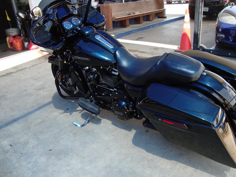Harley-Davidson ROADGLIDE SPECIAL Vehicle Full-screen Gallery Image 02