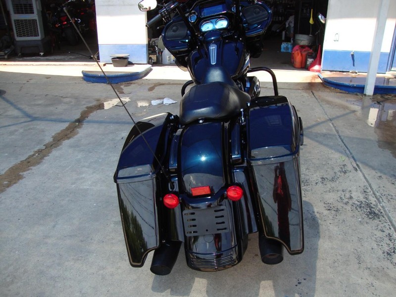 Harley-Davidson ROADGLIDE SPECIAL Vehicle Full-screen Gallery Image 03